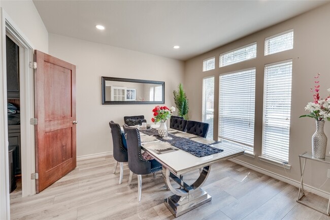 Building Photo - 25806 Palmdale Estate Dr