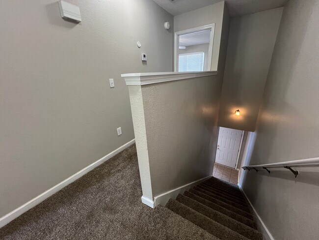 Building Photo - Auburn Townhome