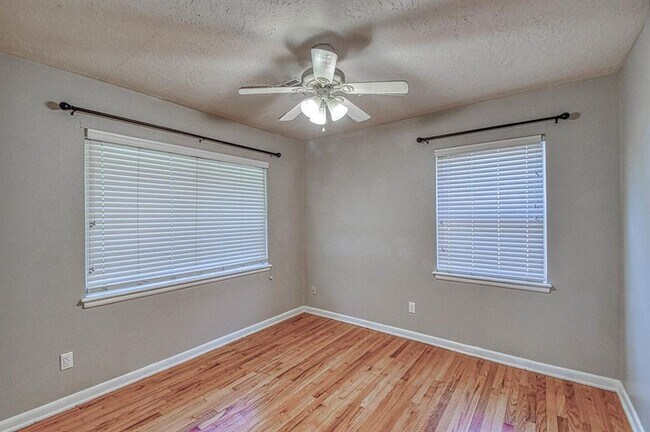 Building Photo - 1428 Lindale Ave