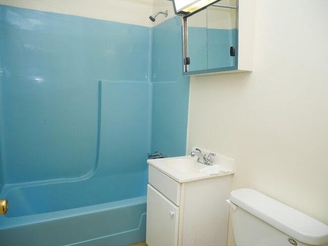 Building Photo - 116 River St