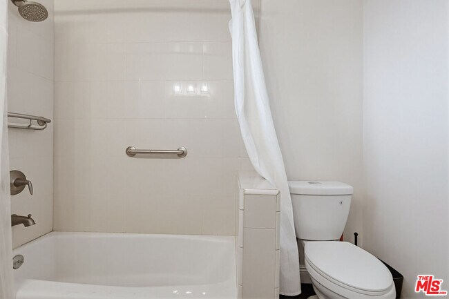 Building Photo - 9209 Paramount Blvd