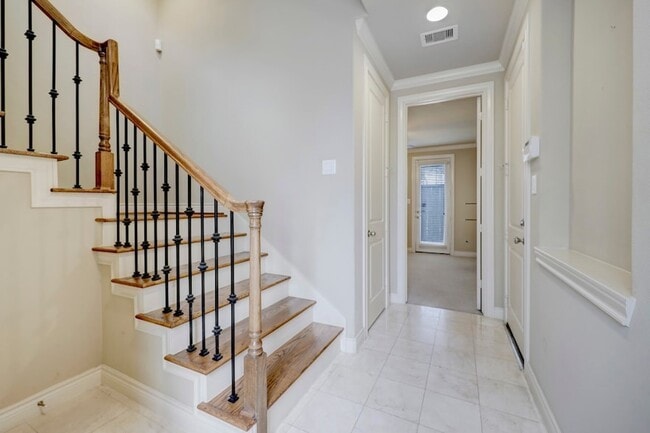 Building Photo - 8906 Lakeshore Bend Dr