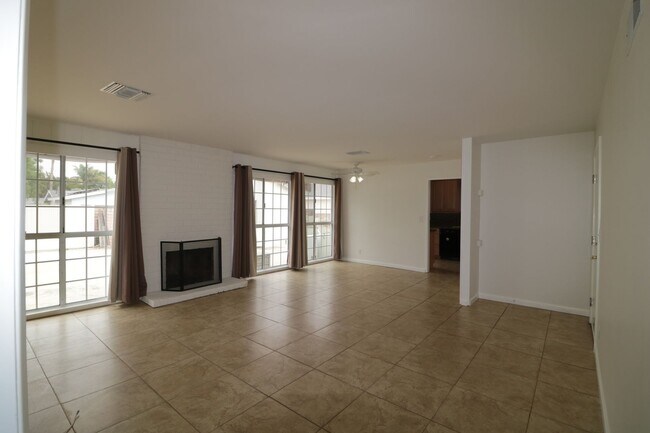 Building Photo - 4/Bedroom  Home for Lease in West Hills!