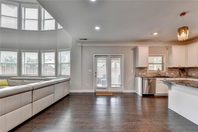 Building Photo - 6035 Ashborough Park