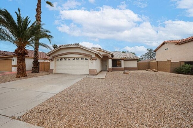 Building Photo - Welcome to this Charming 3 BEDROOM , 2 BAT...