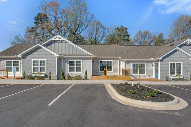 Building Photo - Modern 2-Bed, 2-Bath Single-Level Townhome in Conover – Pet-Friendly Community!