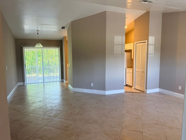 Building Photo - 3 Bedroom 2 Bath Duplex