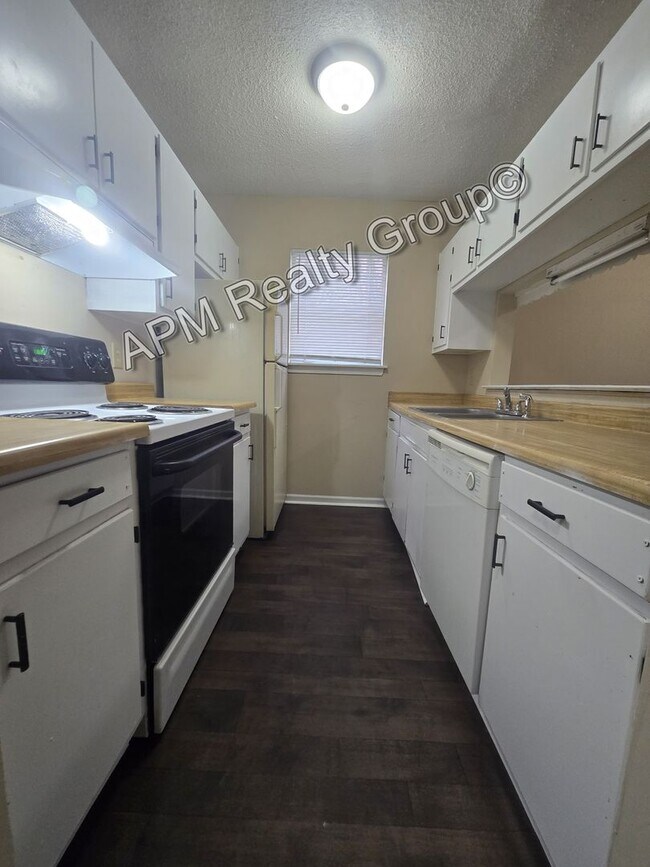 Building Photo - Recently renovated 2 bedroom 1.5 bath duplex