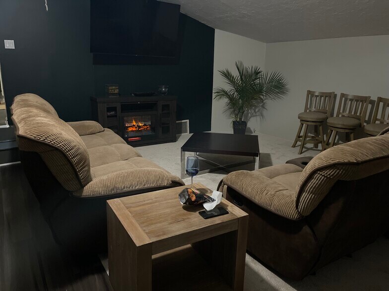 Building Photo - 1954 E 123rd St