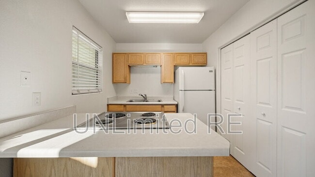 Building Photo - 3232 N Hedgewood Dr