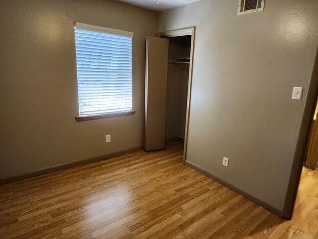 Building Photo - 2B/1B Townhome