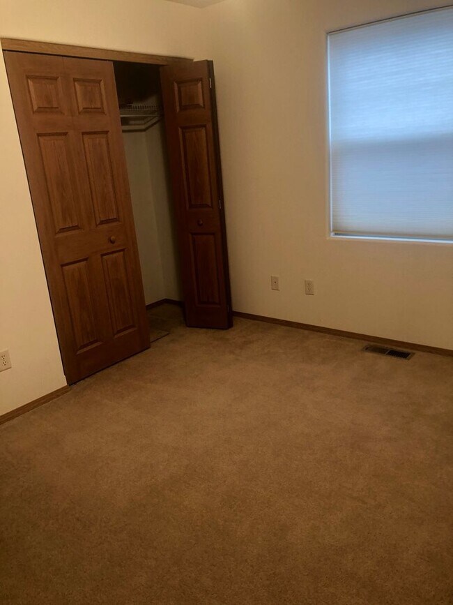 Building Photo - 3 Bedroom / 2 Bathroom Townhouse – Pet Fri...