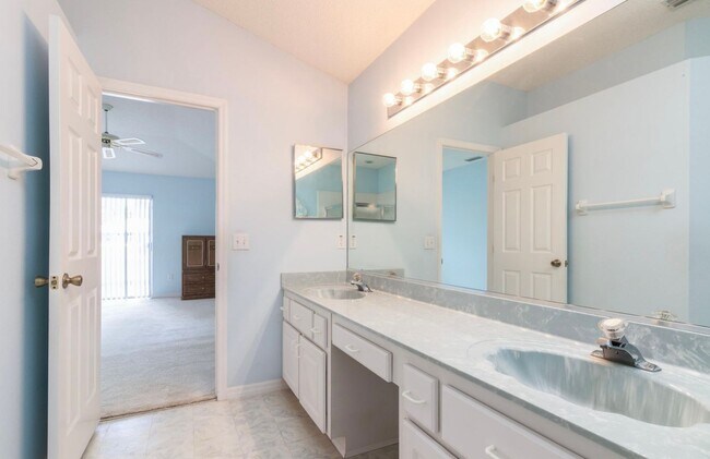 Building Photo - 3 Bedroom available in Daytona Beach