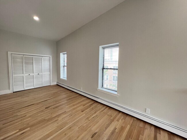 Building Photo - 48 Bright St