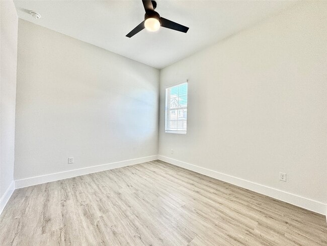 Building Photo - 8732 Kington