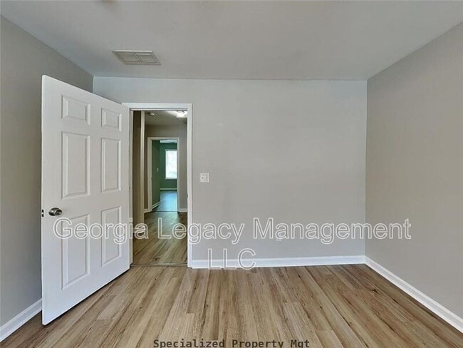 Building Photo - 407 Maple Way
