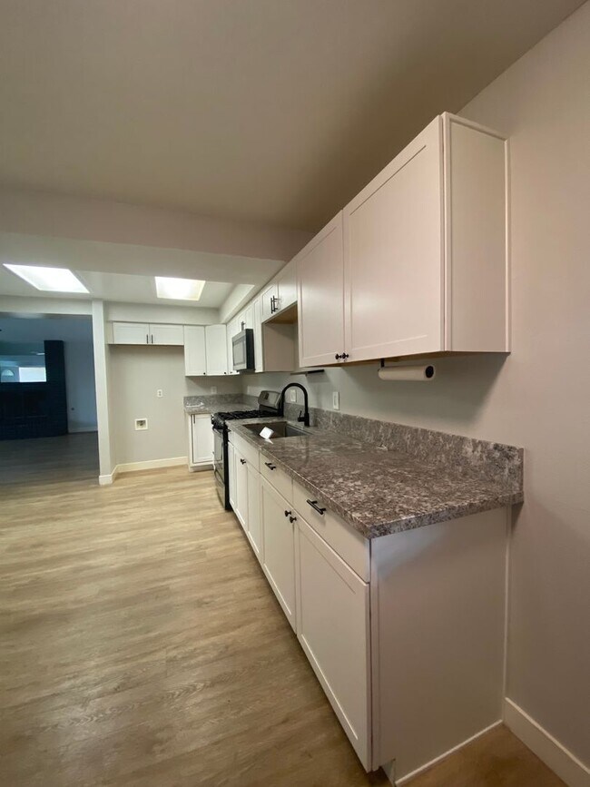 Building Photo - Recently Remodeled 3 BD 2 BA House in a Desirable SW Bakersfield