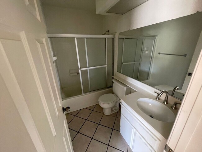 Building Photo - Highly Desirable 4b/3b Orangecrest Home