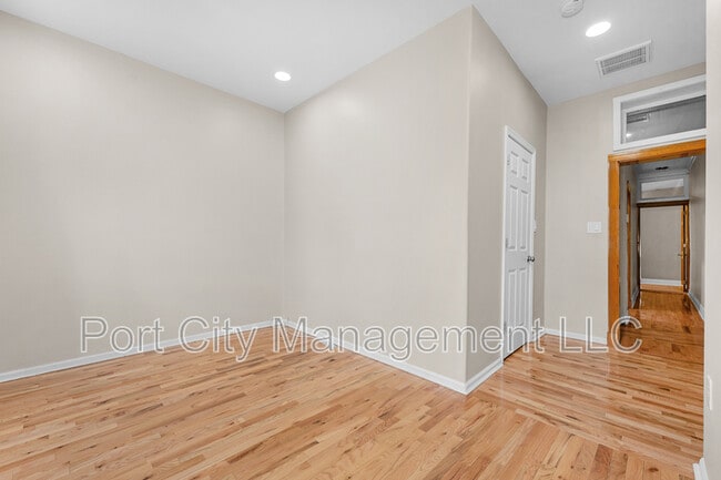 Building Photo - 430 W 23rd St