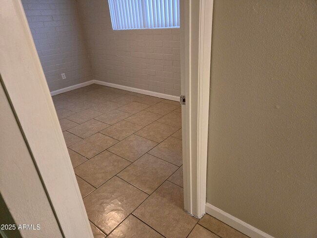 Building Photo - 902 E Southern Ave