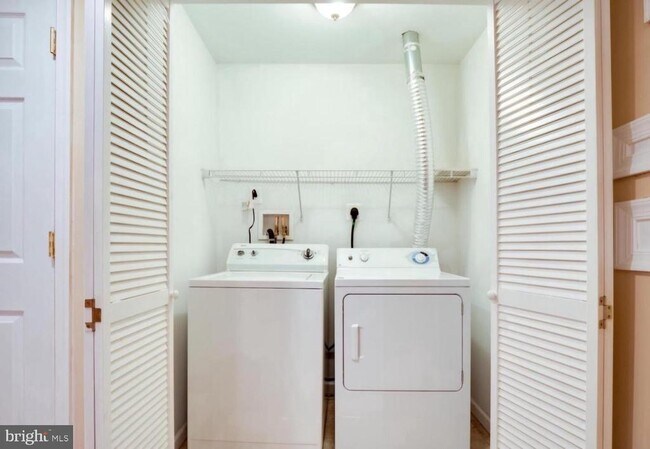 Building Photo - 8464 Hessian Hill Ct