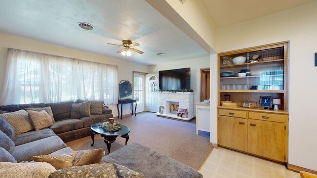 Building Photo - Home w/Yard & Garage