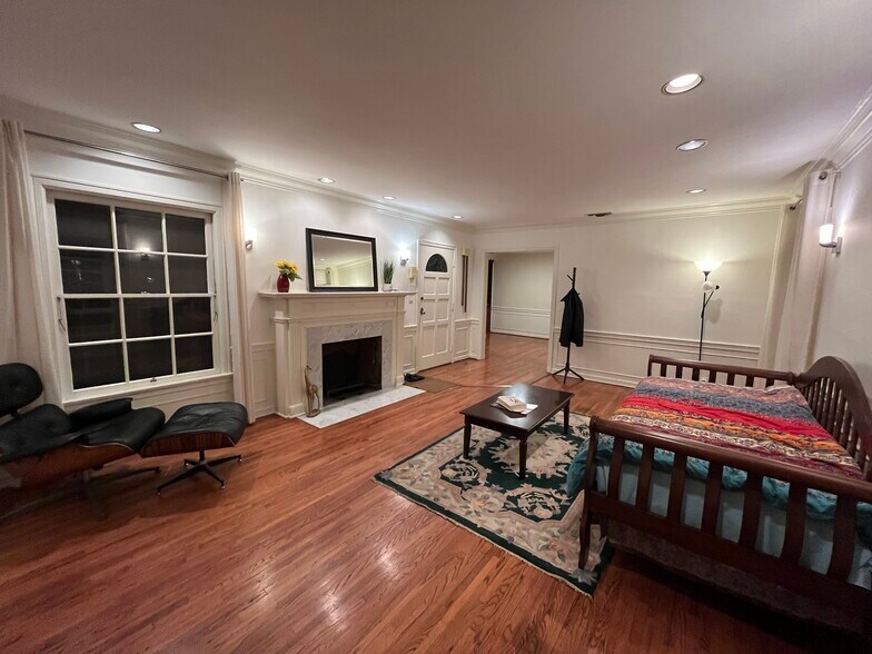 Living room - 15341 Cohasset St