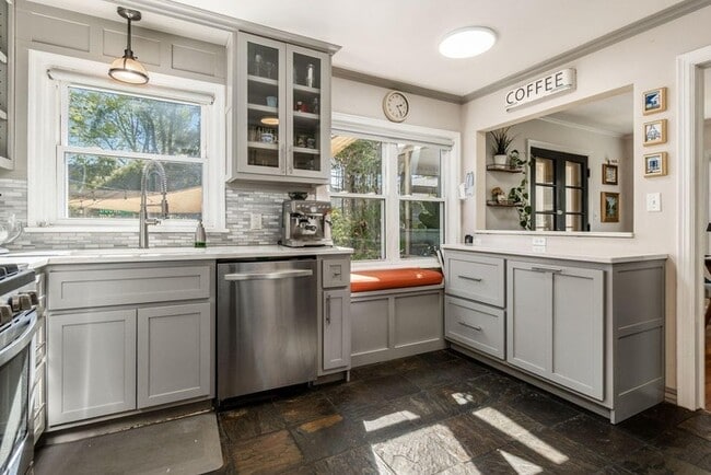 Building Photo - Spacious 4BR Home with Finished Lower Level & Fenced Yard in Upper Arlington