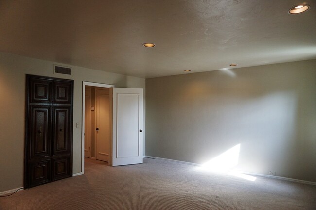 Building Photo - 3 bed 3 Bath 2 Car Garage Town Home in the...