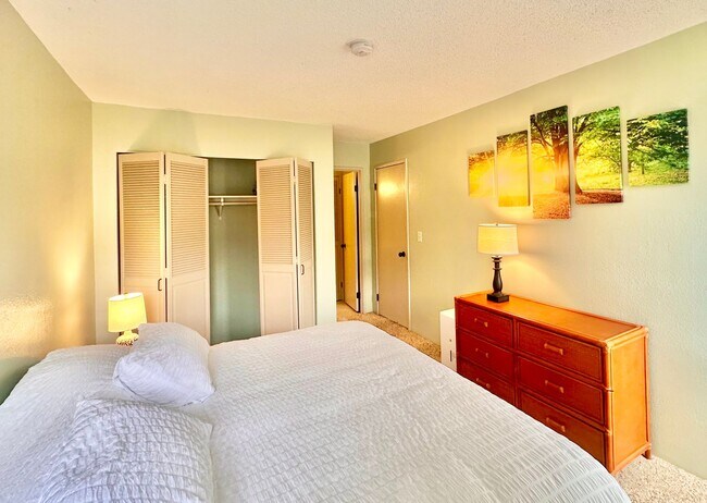 Building Photo - Furnished 2 bedroom 2 bath condo 2 assigned parking stalls