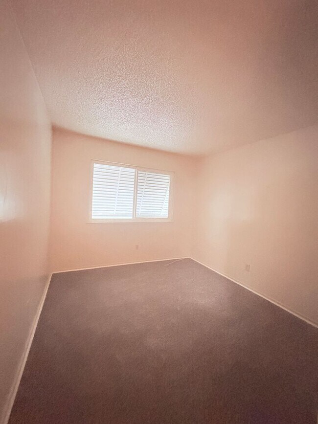 Building Photo - 904 Dornajo Way