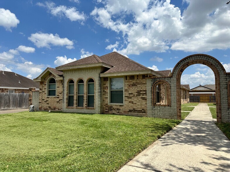 Front - 2117 W Western Dr