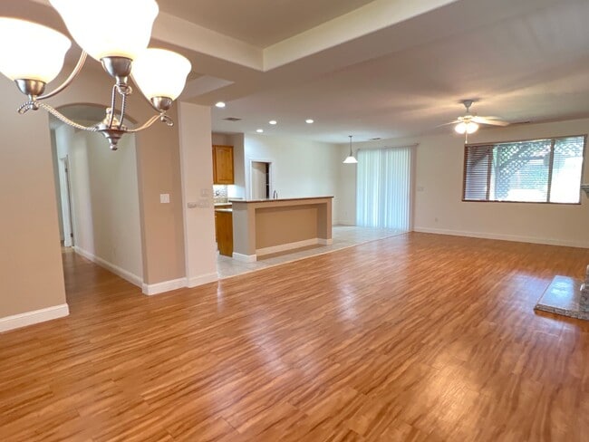 Building Photo - Northwest Bakersfield