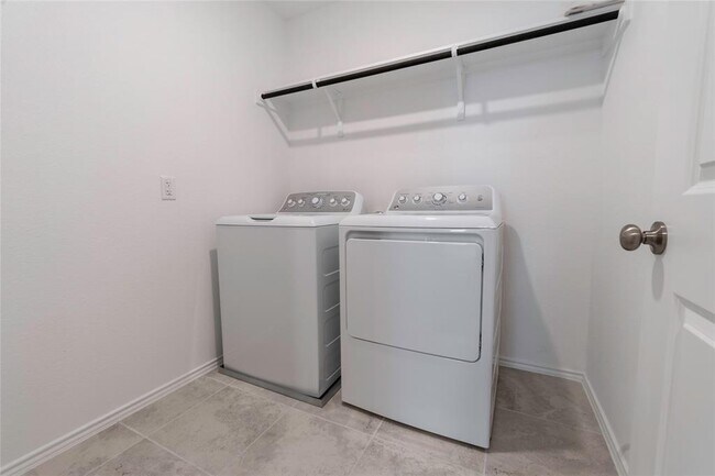 Building Photo - 913 Legends Ln