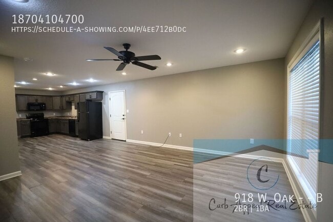 Building Photo - 918 W Oak Ave