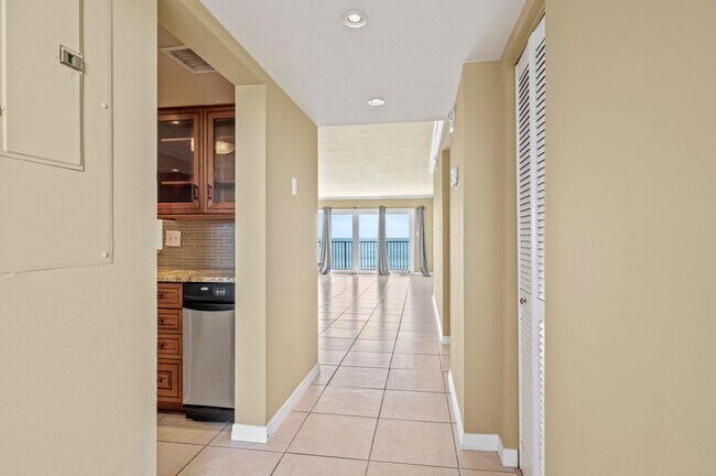 Building Photo - 995 N Hwy A1A