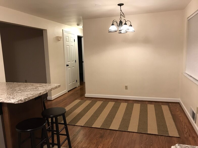 Building Photo - 563 Hickory Dr