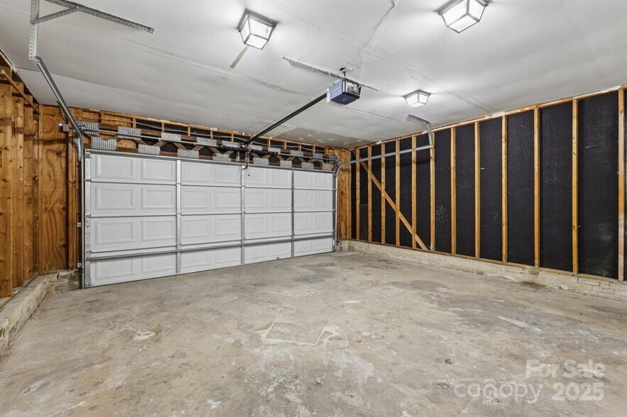 Building Photo - 7030 Huntsmaster Dr