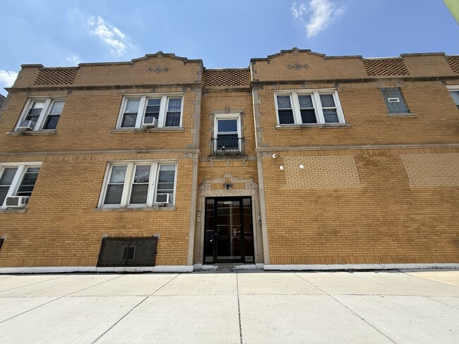 Primary Photo - 5333 W Fullerton Ave