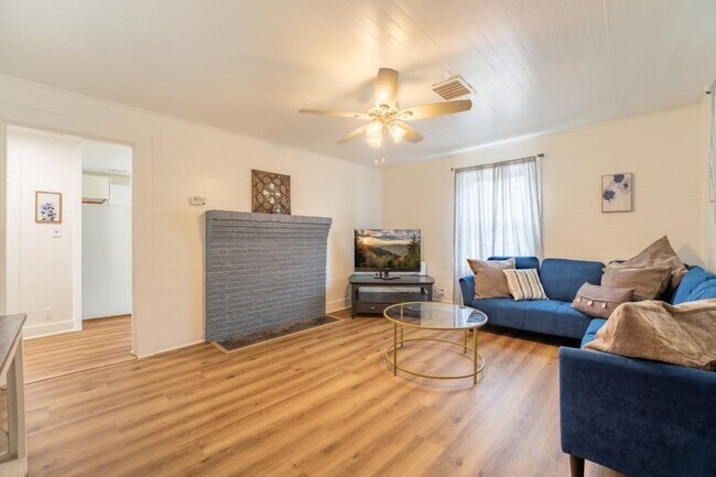 Building Photo - 614 E Brushy Valley Dr