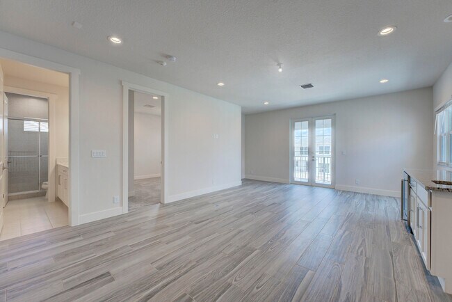 Building Photo - 9346 Crestview Cir