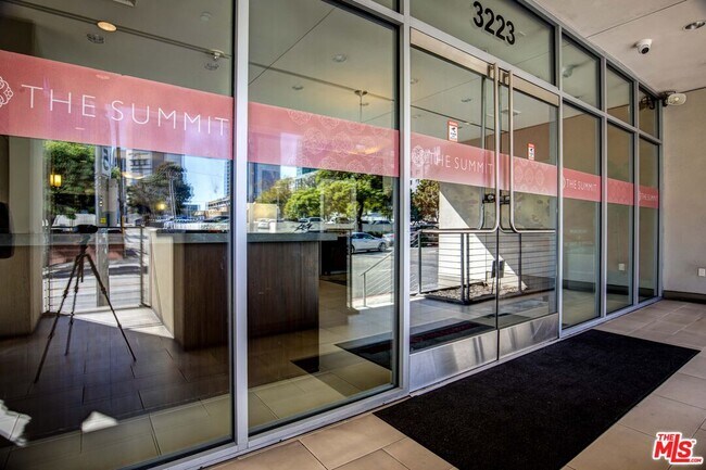 Building Photo - 3223 W 6th St