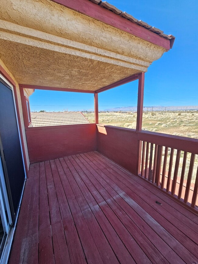 Building Photo - Upstairs/ Spacious/ 2 bedrooms / 2 bathrooms