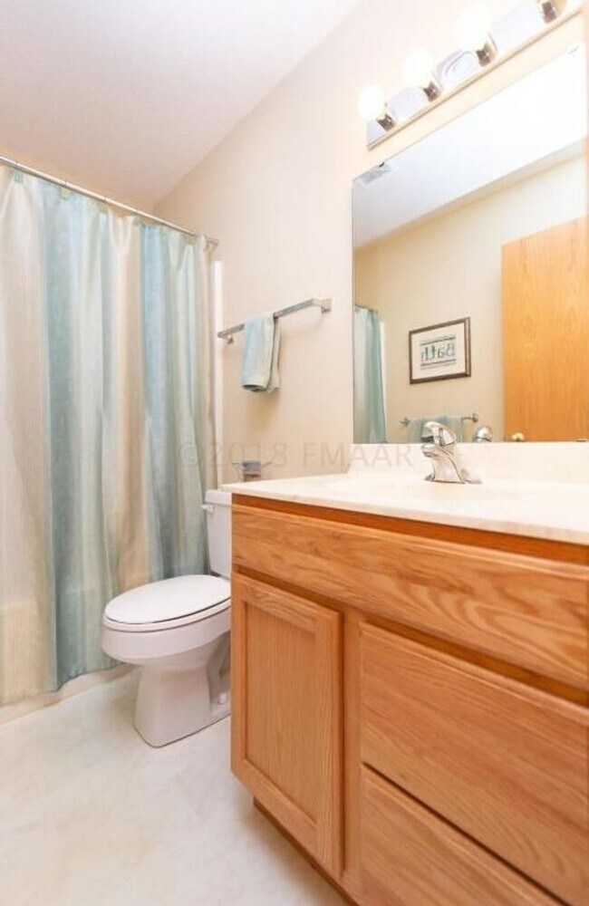 Building Photo - 3 Bedroom Townhome in South Fargo