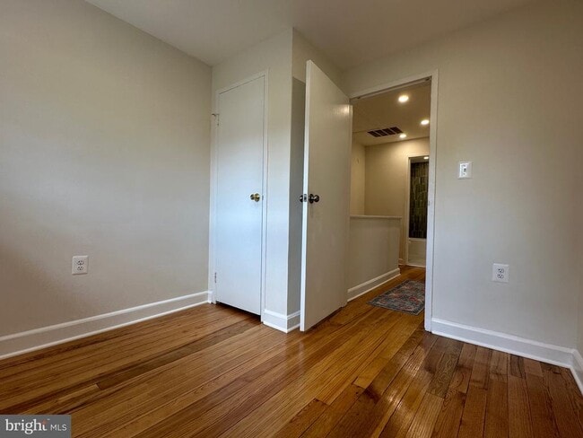 Building Photo - 411 Hampton Ct