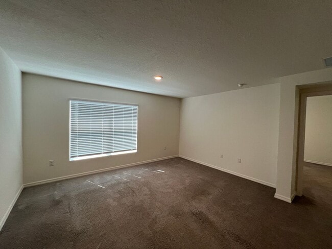 Building Photo - 4 Bedroom, 2 Bathroom Home in the Highly D...