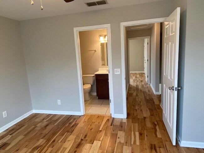 Building Photo - Convenient location in Murfreesboro