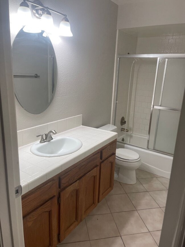 Building Photo - Spacious Home in Porterville