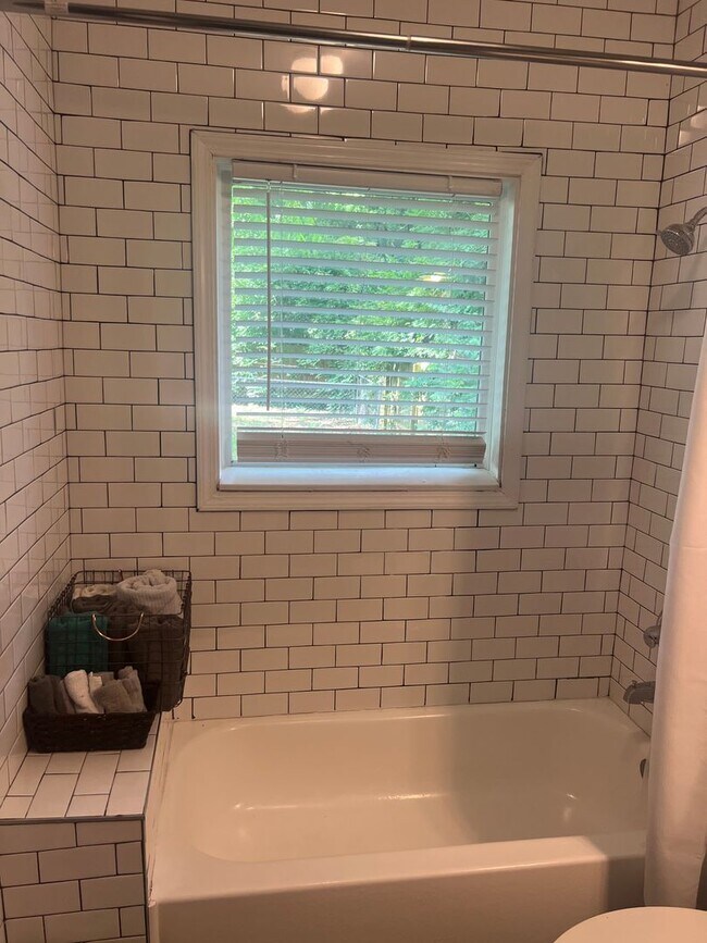 Building Photo - Beautifully renovated, 3 bed 1 bath home in Westview Neighborhood! On Beltline!! Ready for Septem...