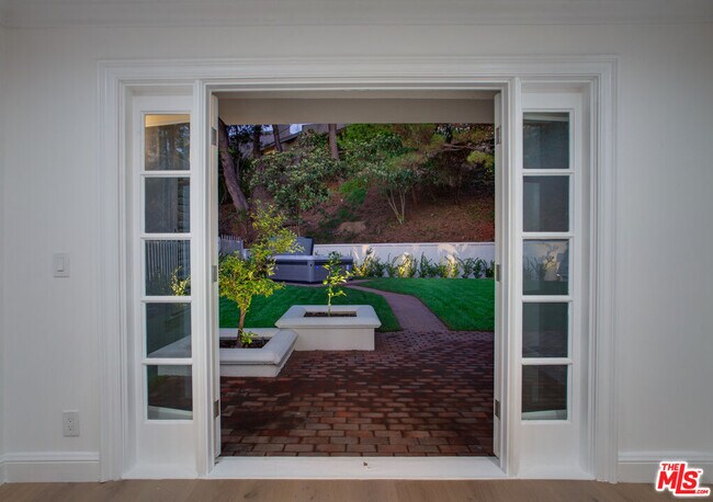 Building Photo - 10221 Briarwood Dr